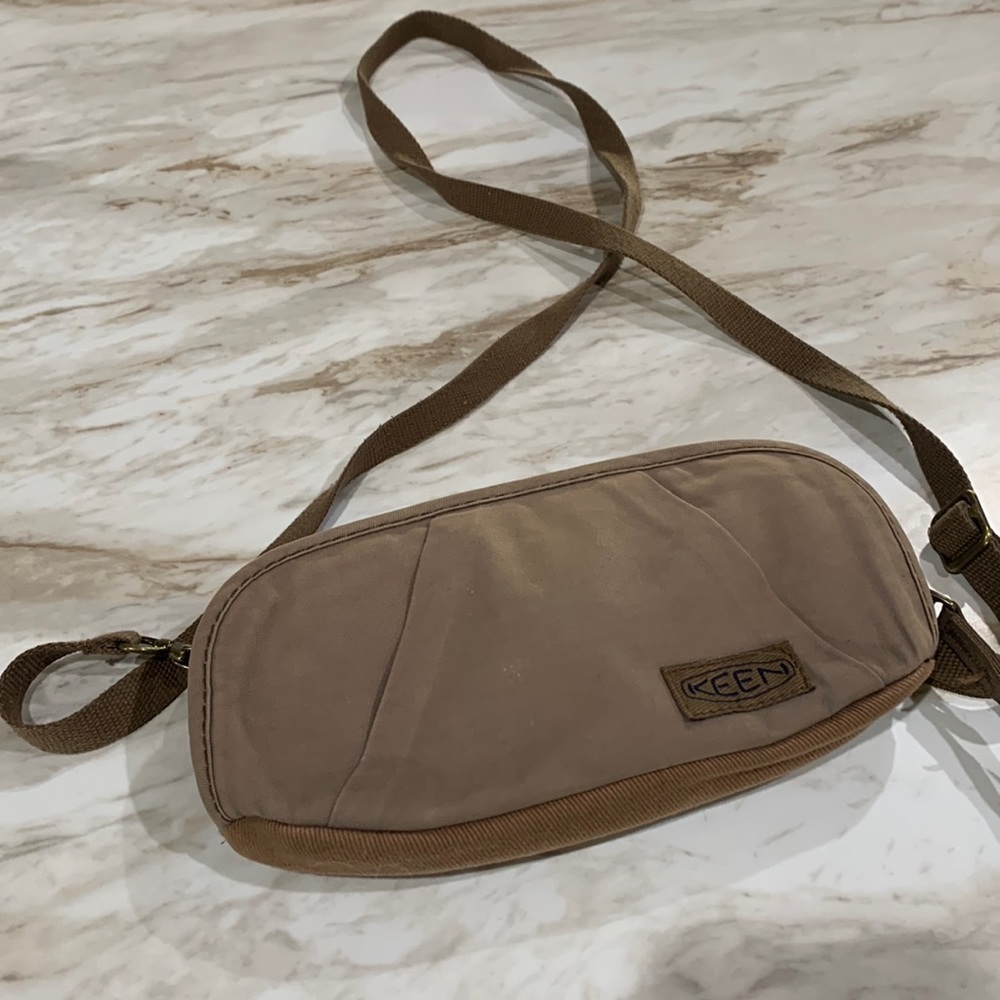 Keen wallet crossbody
